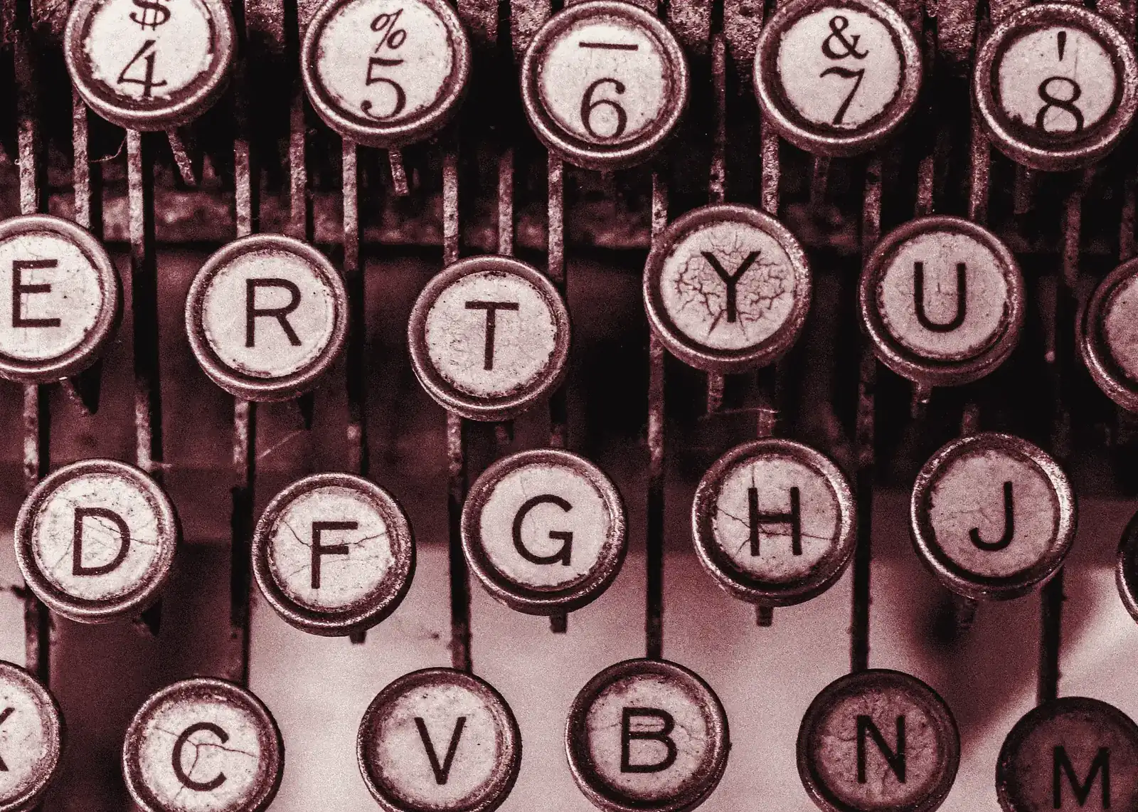 Primo piano in bianco e nero dei tasti di una macchina da scrivere d'epoca