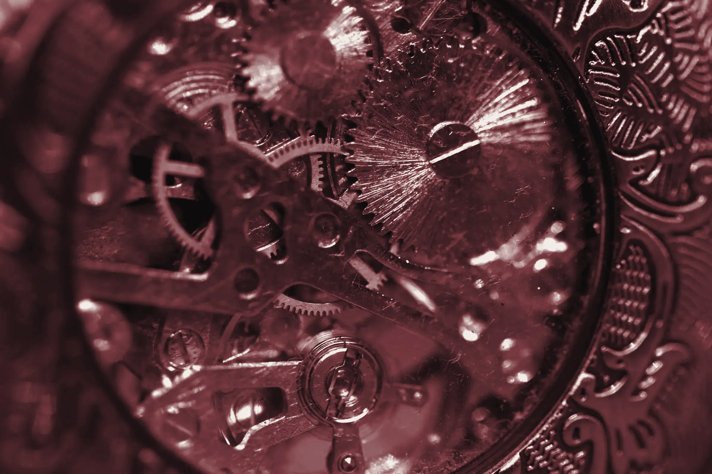 Dettaglio ravvicinato degli ingranaggi di un movimento meccanico d'orologio in ottone
