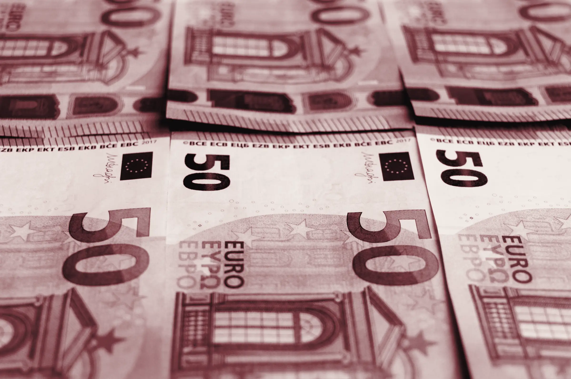 Banconote da cinquanta euro disposte in file sovrapposte, ripresa ravvicinata con messa a fuoco sulle cifre