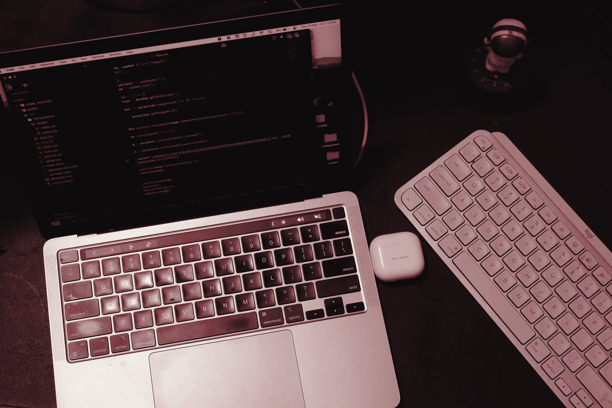 Computer portatile con codice sullo schermo e tastiera su una scrivania scura